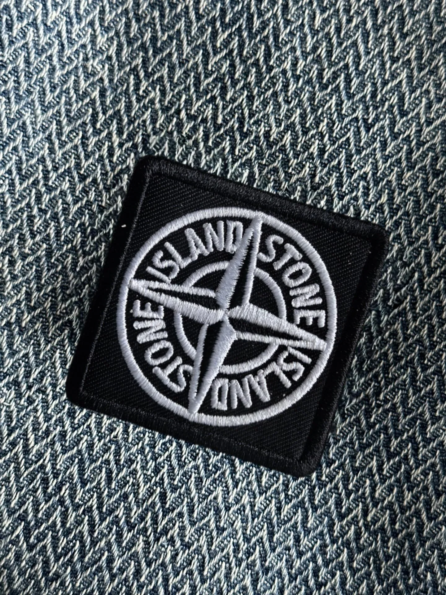🅿️330 Stone Island 2025 summer new jeans denim shorts are woven from imported Japanese Denim plain cotton denim fabrics. They have three standards. The top stonewashing process makes the texture reach the old taste of the 1980s. It is soft, delicate, comfortable and breathable. The color has a modern and fashionable vicissitudes. The upper body is versatile and fashionable! Light luxury, a must-have item for daily commuting! Size: M-4XL (please state your height and weight when placing an order)
